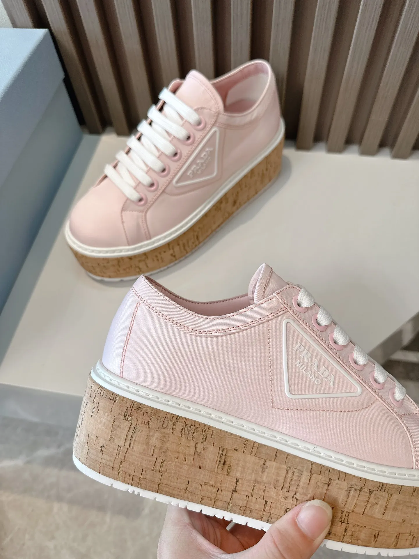 👟👟Ex-factory price 500👟👟 ☑️SNGG ｜Thick-soled high-explosive shoes Super hot Prada Prada 2024 latest spring and summer sawtooth Roman ultra-light thick-soled shoes! Retro, fashionable and avant-garde gear teeth make the whole pair of shoes light, comfortable and brightly colored to meet the various choices of fashionable people of different styles! The iconic molded injection triangle logo is matched with the shape of the upper foot 🦶🏻It’s super nice, every element is fashionable! - MATERIAL Material - ⇢ Upper: imported silk nylon twill ⇢ Lining: sheepskin lining ⇢ Outsole: TPU wood grain rubber combination outsole ⇢size：#35～40